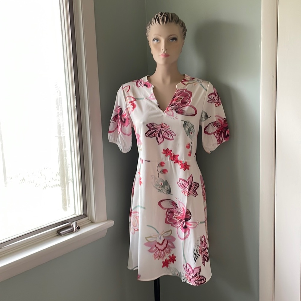 Beautiful spring light weight dress. Perfect for brunch or baby showers!